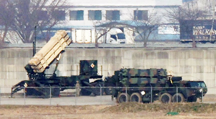 경북 성주에 있는 사드(THAAD·고고도 미사일 방어체계) 발사대 6기가 중동지역으로 반출된 것으로 알려진 가운데 지난 3월 11일 경기 평택시 주한미군 오산공군기지에 방공 무기체계인 패트리엇 미사일이 배치되어 있다.   뉴스1