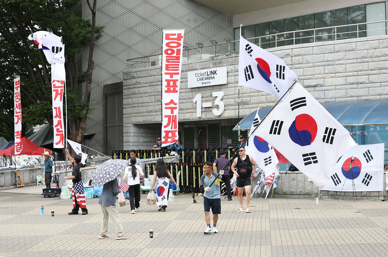 개표소 봉쇄가 50일 넘게 이어지는 지난 7월 27일 서울 송파구 올림픽공원 핸드볼경기장에서 시위 참가자들이 구호를 외치고 있다. 연합뉴스