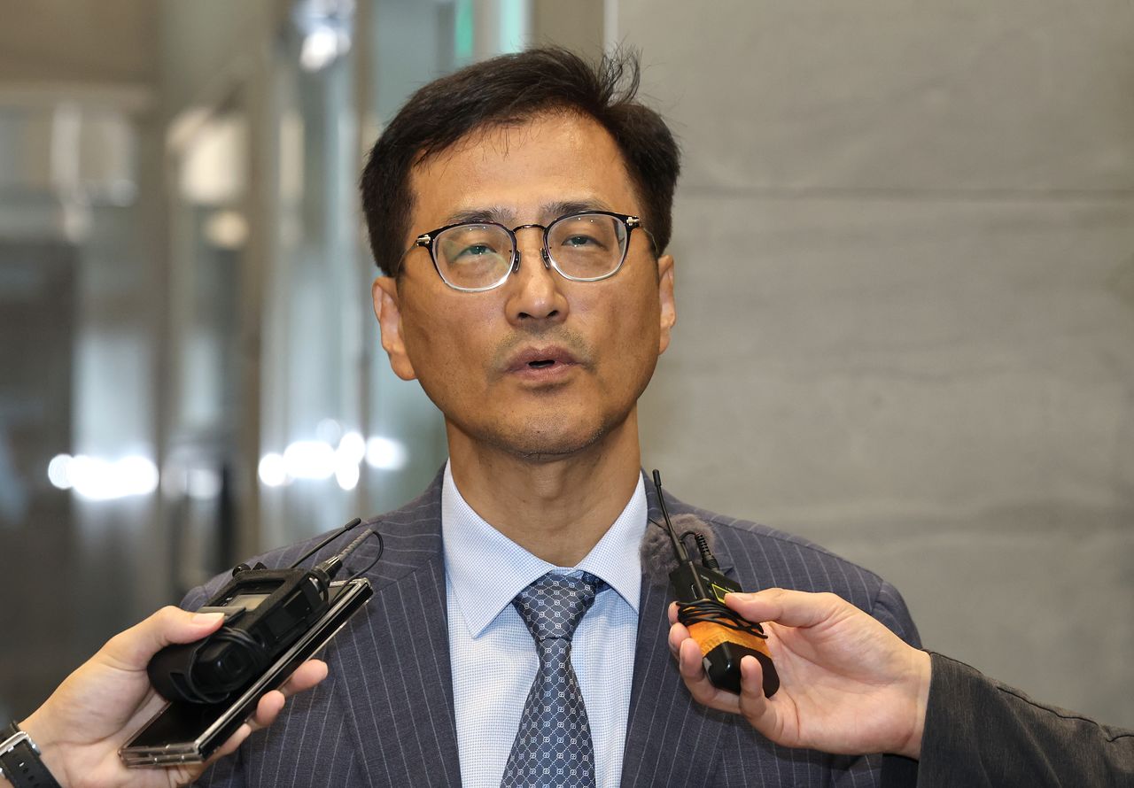 6·3 지방선거 투표용지 부족 사태 등을 수사하는 이태한 선거관리위원회 특별검사가 지난 8월 24일 서울 서초구 특검 임시 사무실로 출근하며 취재진의 질문에 답하고 있다. 연합뉴스