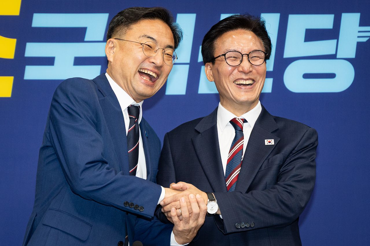 김민석 더불어민주당 대표가 지난달 24일 서울 여의도 국회에서 신장식 조국혁신당 대표를 예방, 손을 맞잡고 기념 촬영을 하고 있다. 뉴스1