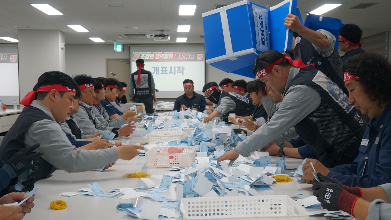 지난달 HD현대중공업 노조의 파업 찬반투표 개표 모습. 뉴스1