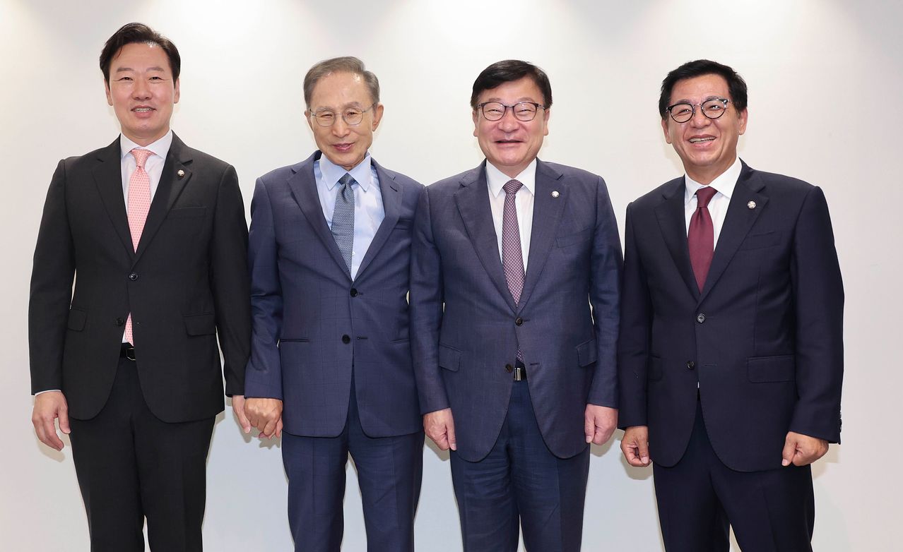 정점식 국민의힘 원내대표가 31일 서울 서초구 이명박 전 대통령 사무실을 예방해 기념촬영을 하고 있다. 오른쪽부터 이상휘 의원, 정 원내대표, 이 전 대통령, 박수민 의원. 임현동 기자