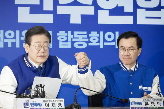 이재명 더불어민주당 상임공동선대위원장이 2024년 3월 서울 여의도 당사에서 열린 중앙선거대책위원회 합동회의에 참석해 윤영덕 더불어민주연합 상임공동선대위원장의 손을 잡고 있다. 전민규 기자