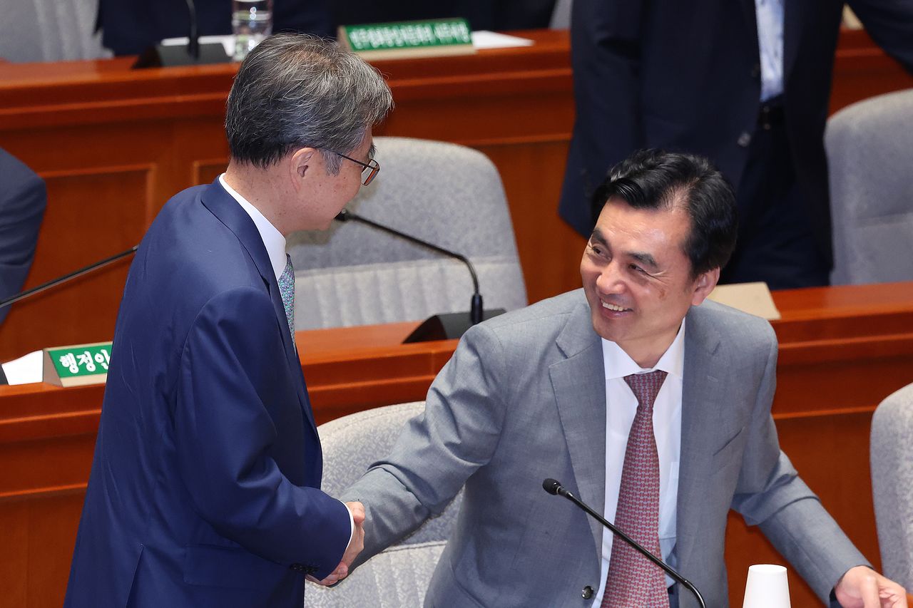 조현 외교부 장관과 안규백 국방부 장관이 지난달 31일 서울 여의도 국회에서 열린 예산결산특별위원회 전체회의에서 인사하고 있다. 뉴스1