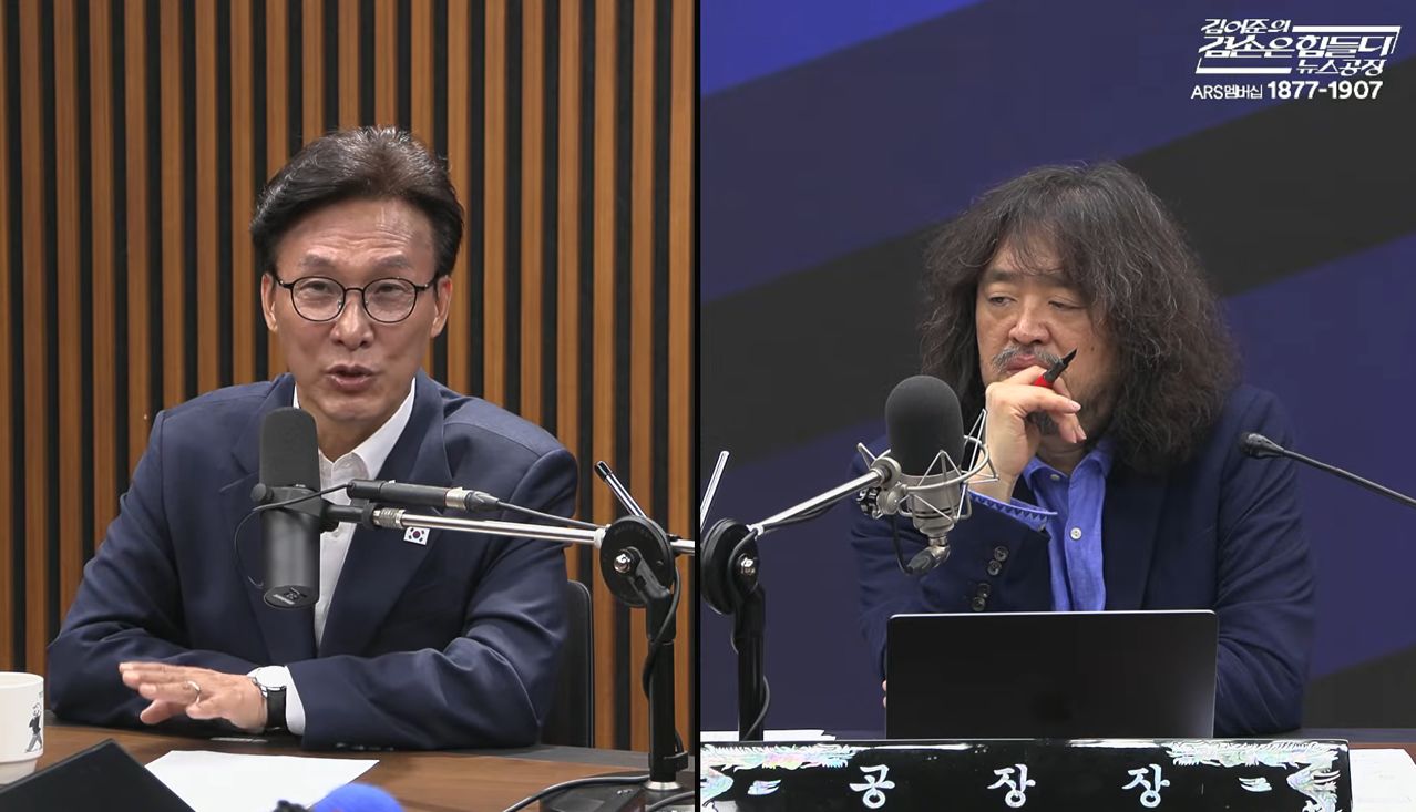 지난달 6일, 대표 후보 시절 김어준씨 방송에 출연한 김민석 대표와 김어준씨. 유튜브 캡쳐 
