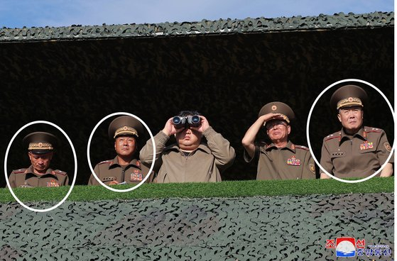 북한 김정은 국무위원장이 2024년 9월 11일 인민군 특수작전무력 훈련기지를 시찰할 당시 김 위원장과 나란히 선 북한군 장성 3명. 왼쪽부터 신금철 인민군 소장, 김영복 조선인민군 총참모부 부총참모장, 리창호 정찰총국장의 모습(흰색 원안). 연합뉴스