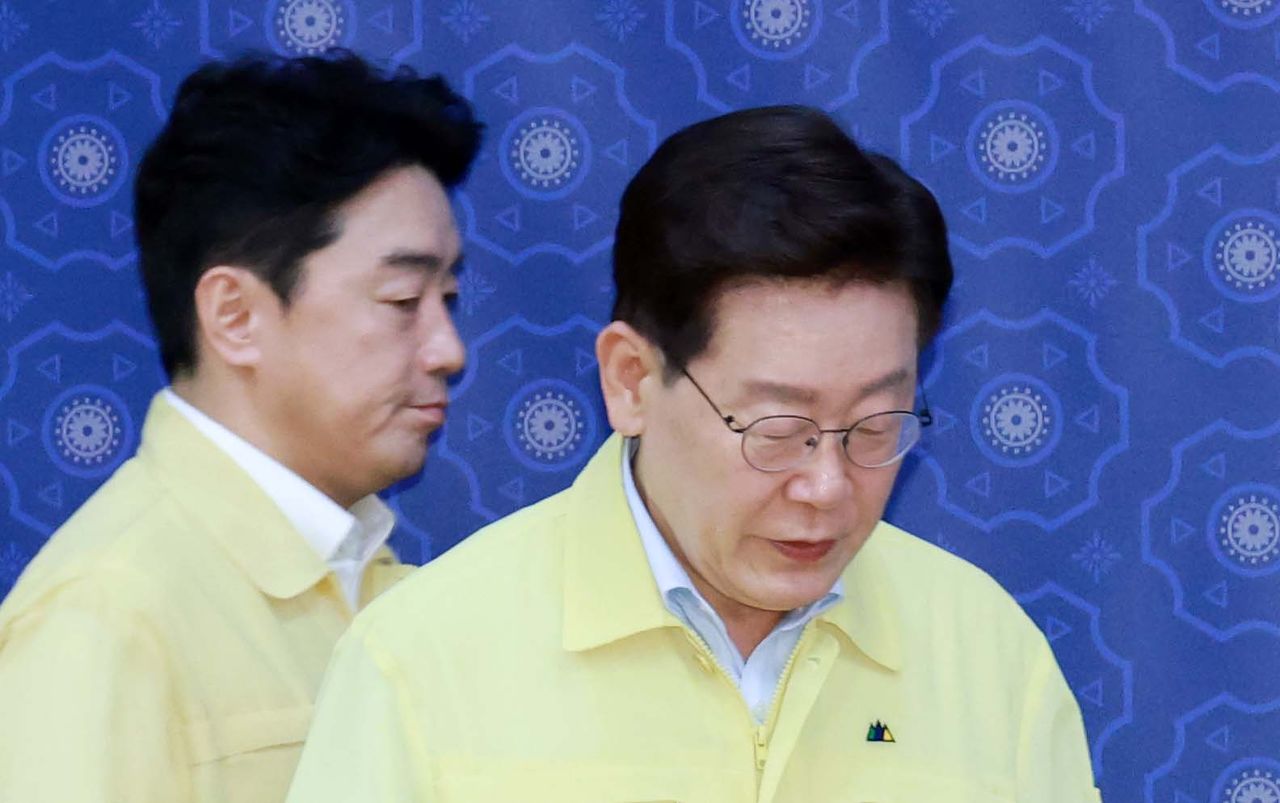 이재명 대통령이 27일 서울 종로 외교부에서 열린 네팔 홍수 관련 우리 국민 피해 상황 대응 긴급회의에 참석하고 있다. [청와대사진기자단]