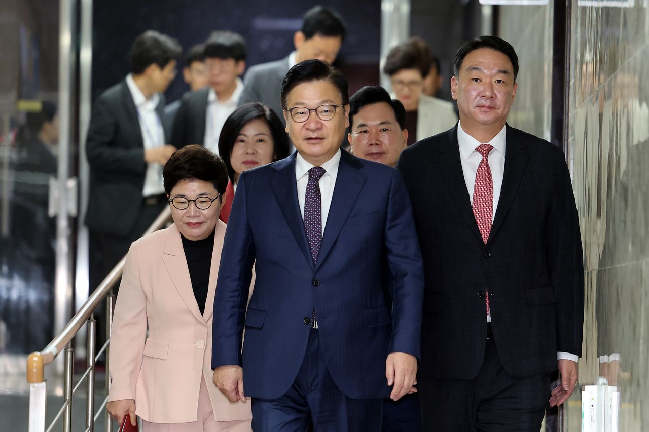 국민의힘 정점식 원내대표와 임이자 정책위의장, 정희용 사무총장이 1일 오전 서울 여의도 국회에서 열린 원내대책회의에 참석하고 있다. 뉴스1