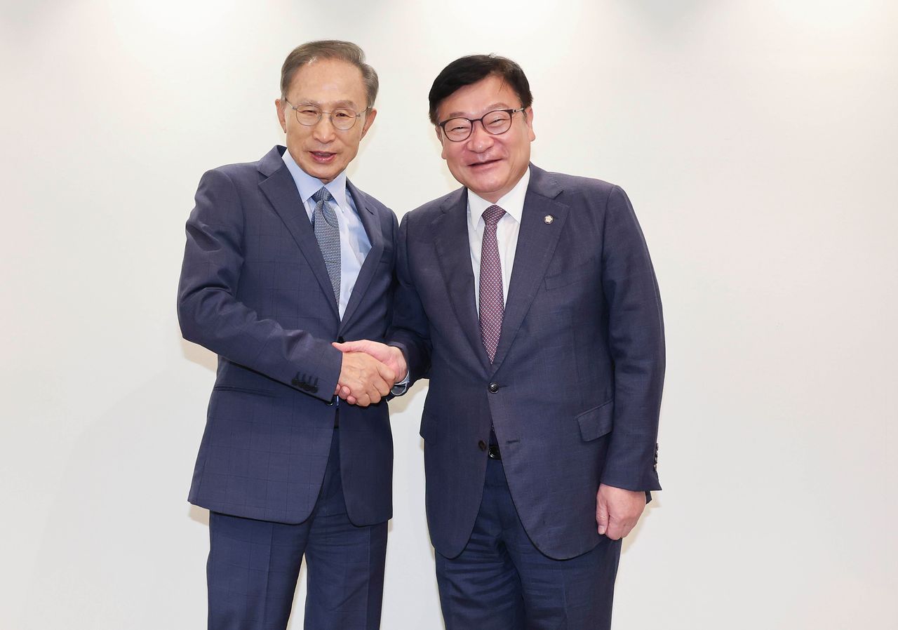 정점식 국민의힘 원내대표(오른쪽)가 31일 서울 서초구 영포빌딩에서 이명박 전 대통령을 예방하며 기념촬영을 하고 있다. 임현동 기자