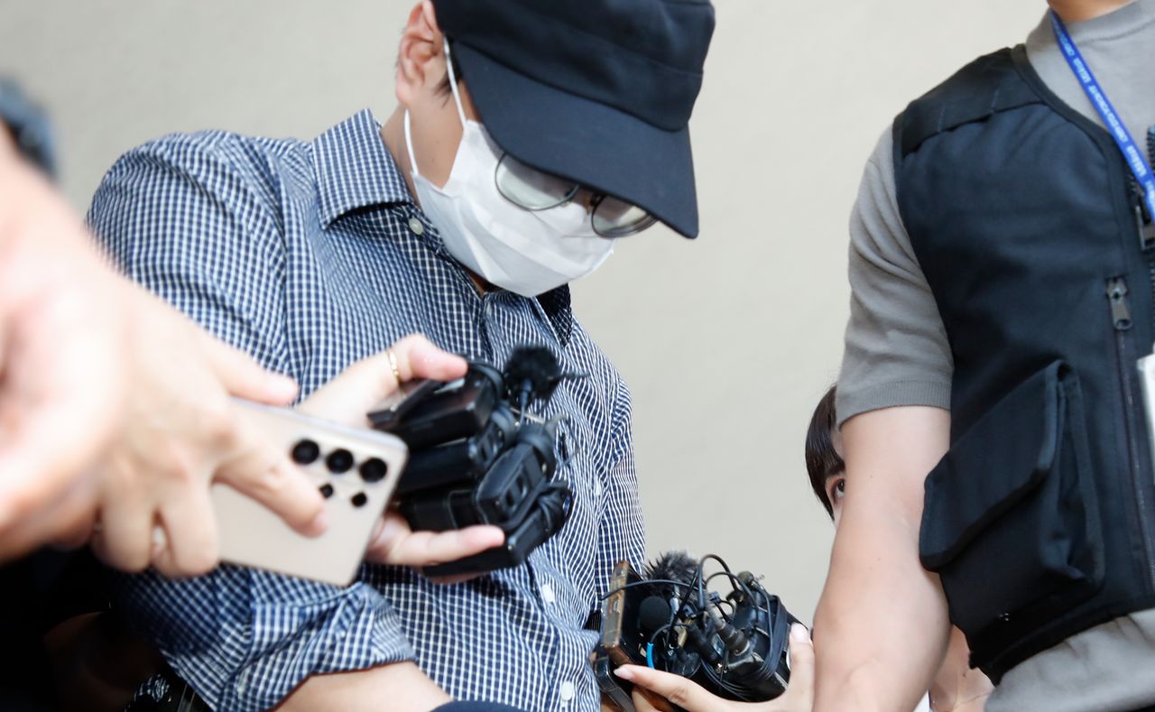 제주 실종신고 허위 종결로 직무유기 등의 혐의를 받는 제주 서부경찰서 소속 부 모 경장이 1일 오후 제주시 이도이동 제주동부경찰서 유치장에서 검찰로 구속 송치되고 있다. 뉴시스