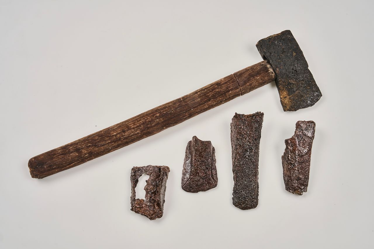 충주 장미산성 발굴조사에서 나온 자루 달린 완형 철제 도끼와 주조철부 일괄. 사진 국립중원문화유산연구소