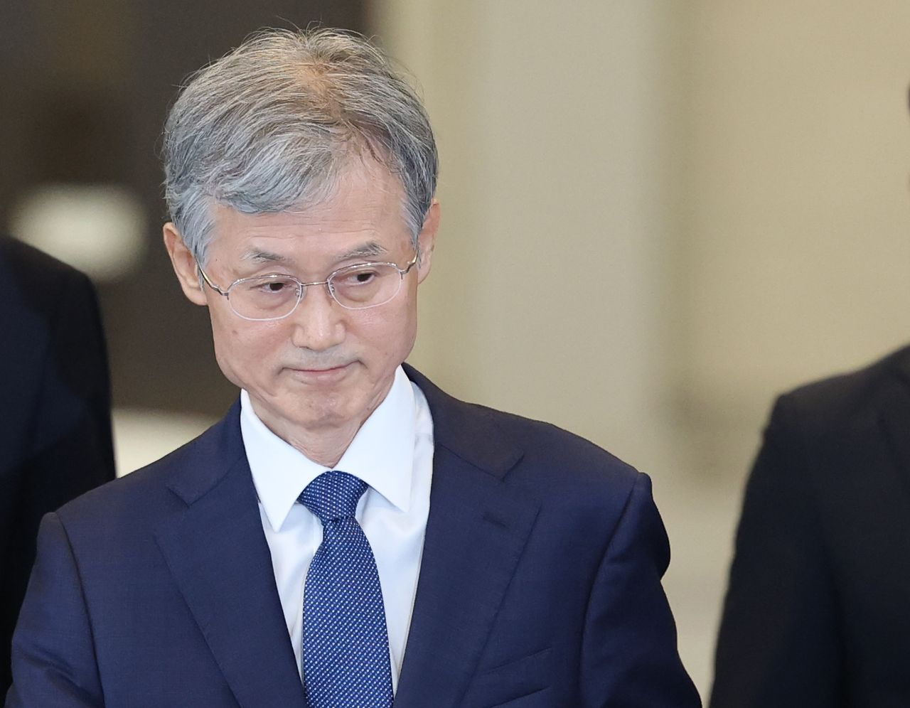 조희대 대법원장이 28일 서울 서초구 대법원을 나서고 있다.   조 대법원장은 이날 오후 6시 11분께 서울 서초구 대법원 청사 퇴근길에 취재진과 만나 '대법관 재제청 요구에 대한 입장'에 대한 질문에 "우선 국민 여러분께 심려를 끼쳐 송구하다"며 "자세한 내용은 검토 중"이라고 답변했다. 연합뉴스