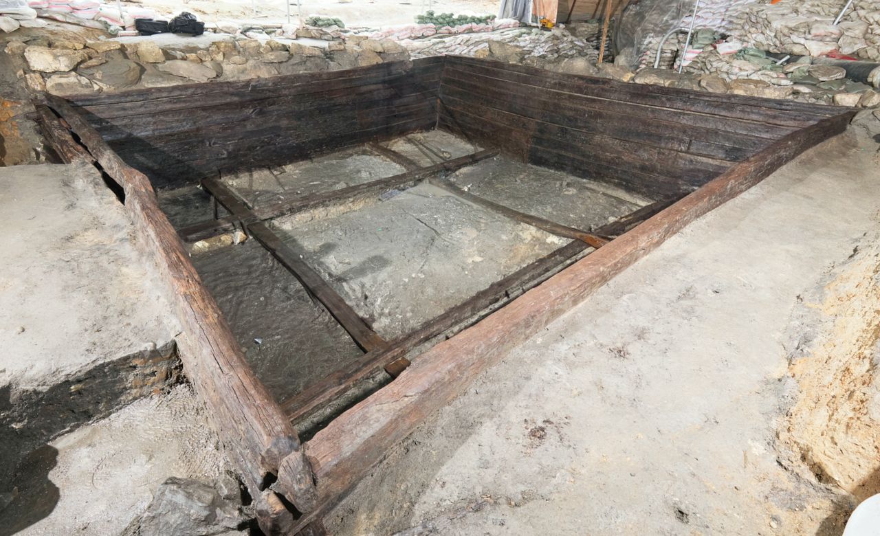 충주 장미산성 목조 집수지 근경. 사진 국립중원문화유산연구소