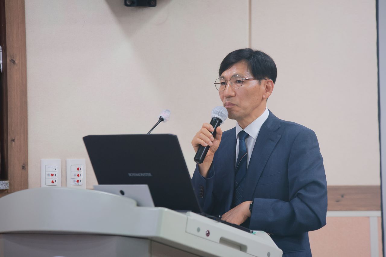 8월 29일 열린 ‘한인요가명상연구소 워크숍’에서 김윤철 원광디지털대학교 총장이 ‘한인요가명상연구소: 캠퍼스를 넘어 사회로 나아가다!’를 주제로 발표하고 있다.
