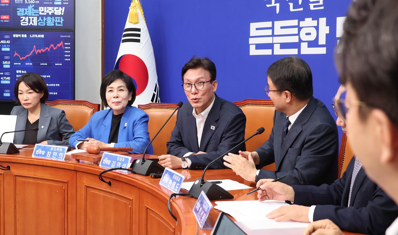 김민석 더불어민주당 대표(가운데)가 31일 국회에서 열린 최고위원회의에서 발언하고 있다. 임현동 기자 