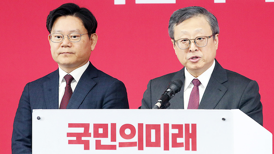 유일준 국민의미래 공천관리위원장이 2024년 3월 서울 여의도 중앙당사에서 기자회견을 갖고 제22대 국회의원선거(총선) 비례대표 후보자 순번을 발표하고 있다. 뉴스1