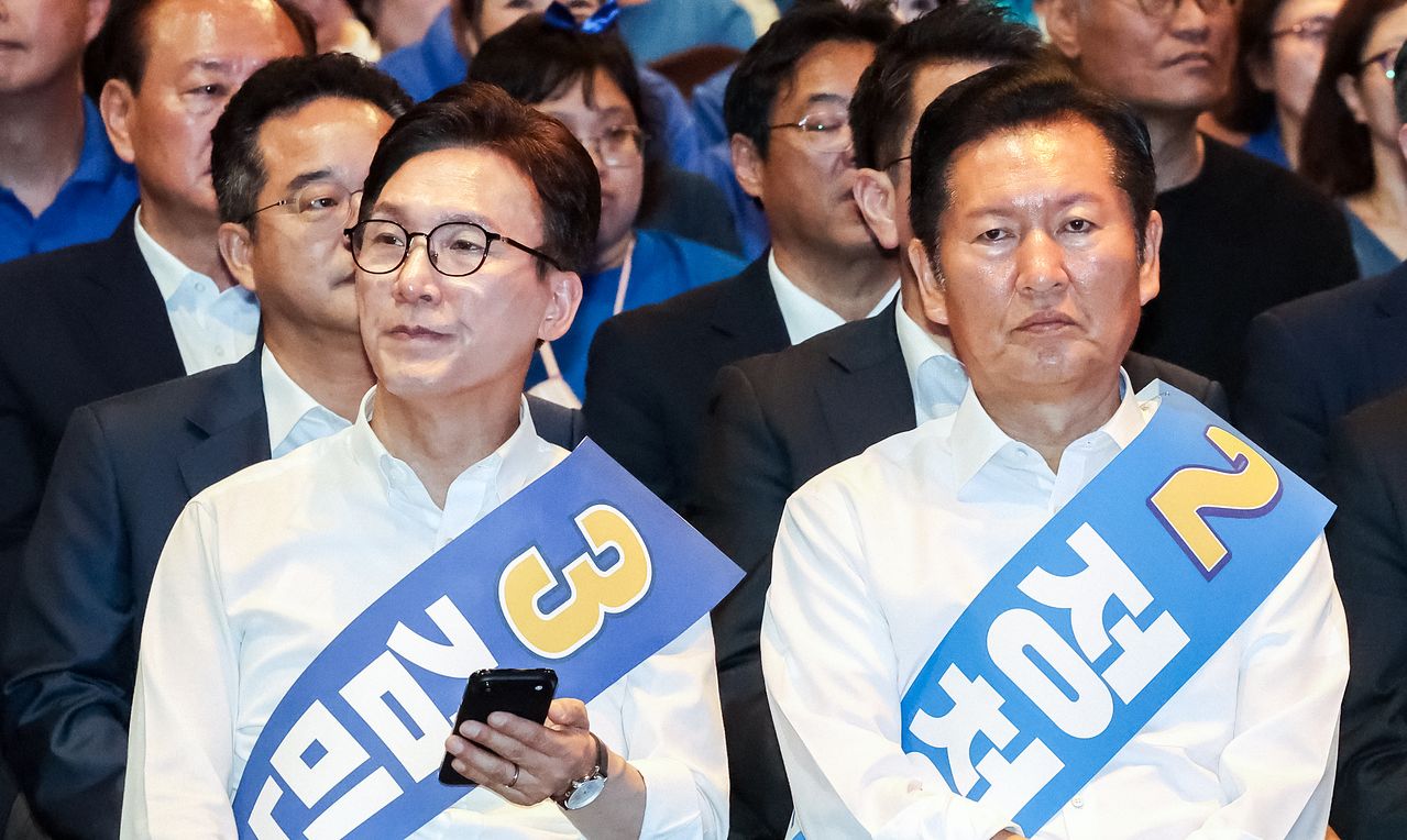더불어민주당 김민석·정청래 당 대표 후보가 9일 대구에서 열린 더불어민주당 대구·경북 순회경선 합동연설회에 참석해 있다. 송봉근 객원기자