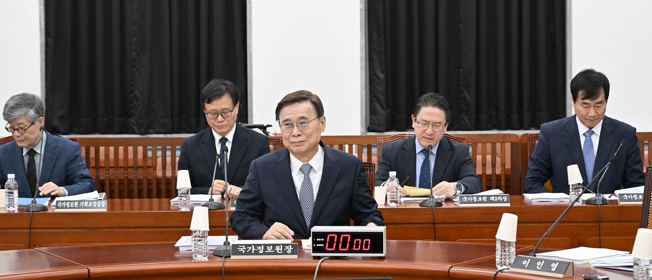 이종석 국정원장이 1일 국회에서 열린 정보위원회 전체회의에 참석하고 있다. 국회사진기자단