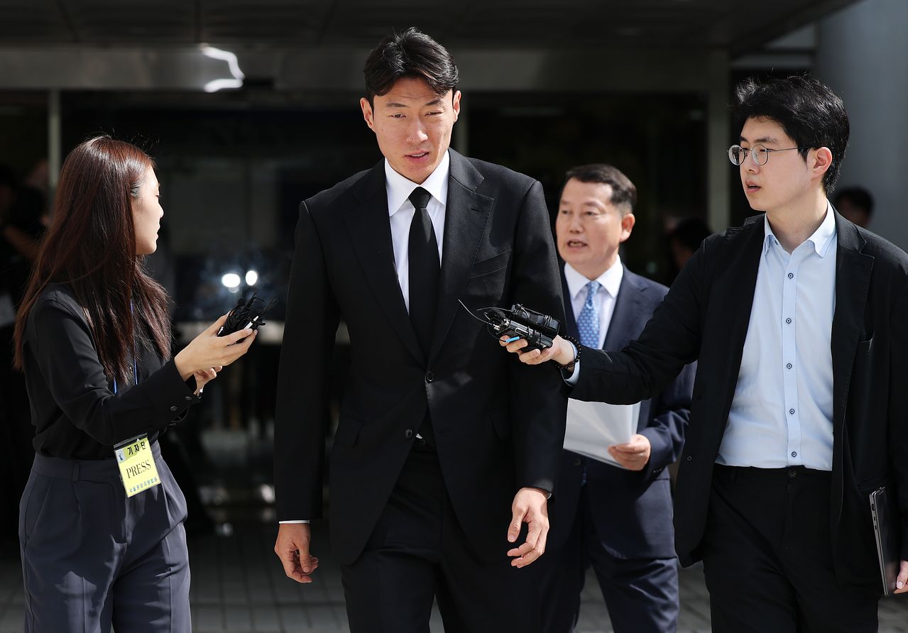  '불법 촬영' 혐의를 받는 축구선수 황의조(33·알라니아스포르)가 지난해 9월 4일 서울중앙지방법원에서 열린 항소심 선고 공판에서 1심과 같은 징역 1년 집행유예 2년을 선고받은 후 법정을 나서고 있다. 뉴스1