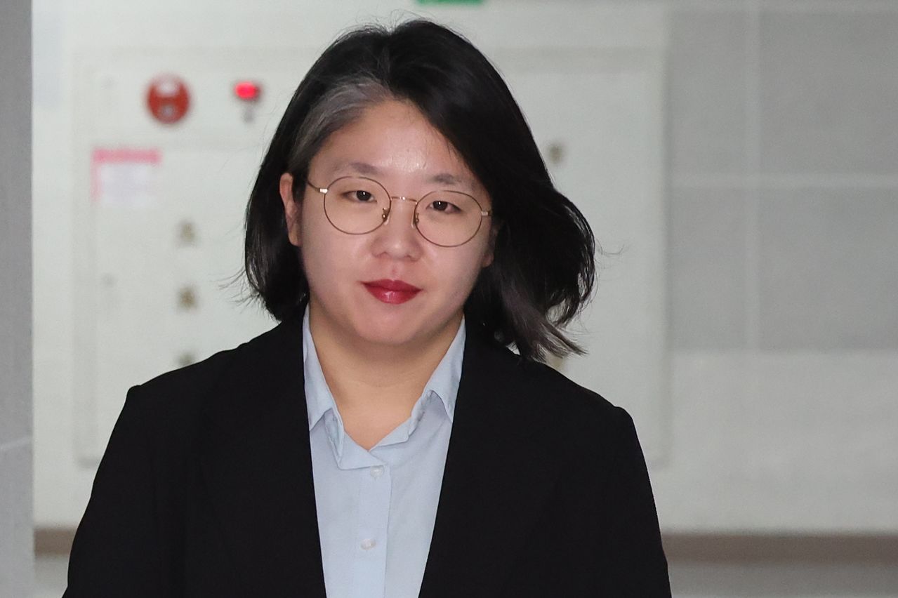 성평등가족부 장관 후보자로 지명된 용혜인 기본소득당 의원이 국회 의원회관으로 출근하고 있다. 뉴스1