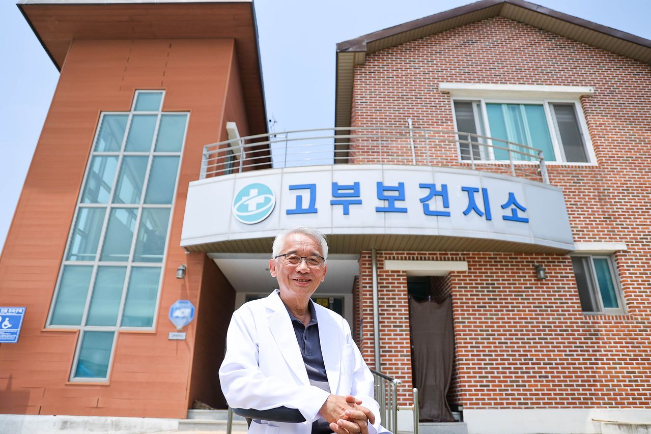 임경수는 전북 정읍에 위치한 고부보건지소 소장으로 일하고 있다. 서울아산병원 응급의학과 교수 출신인 그는 2년 전 정읍아산병원장을 끝으로 정년퇴임 후 곧장 보건지소장으로 부임했다. 장정필 기자