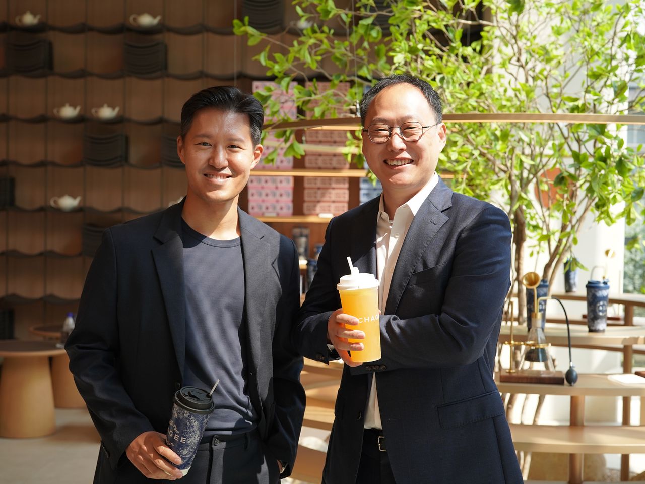 스타벅스·디아지오·하이네켄을 거친 차지(CHAGEE) 김좌현 대표(왼쪽)와 이케아·H&M의 한국 진출 입지를 설계해온 장영봉 이사(오른쪽). ©폴인