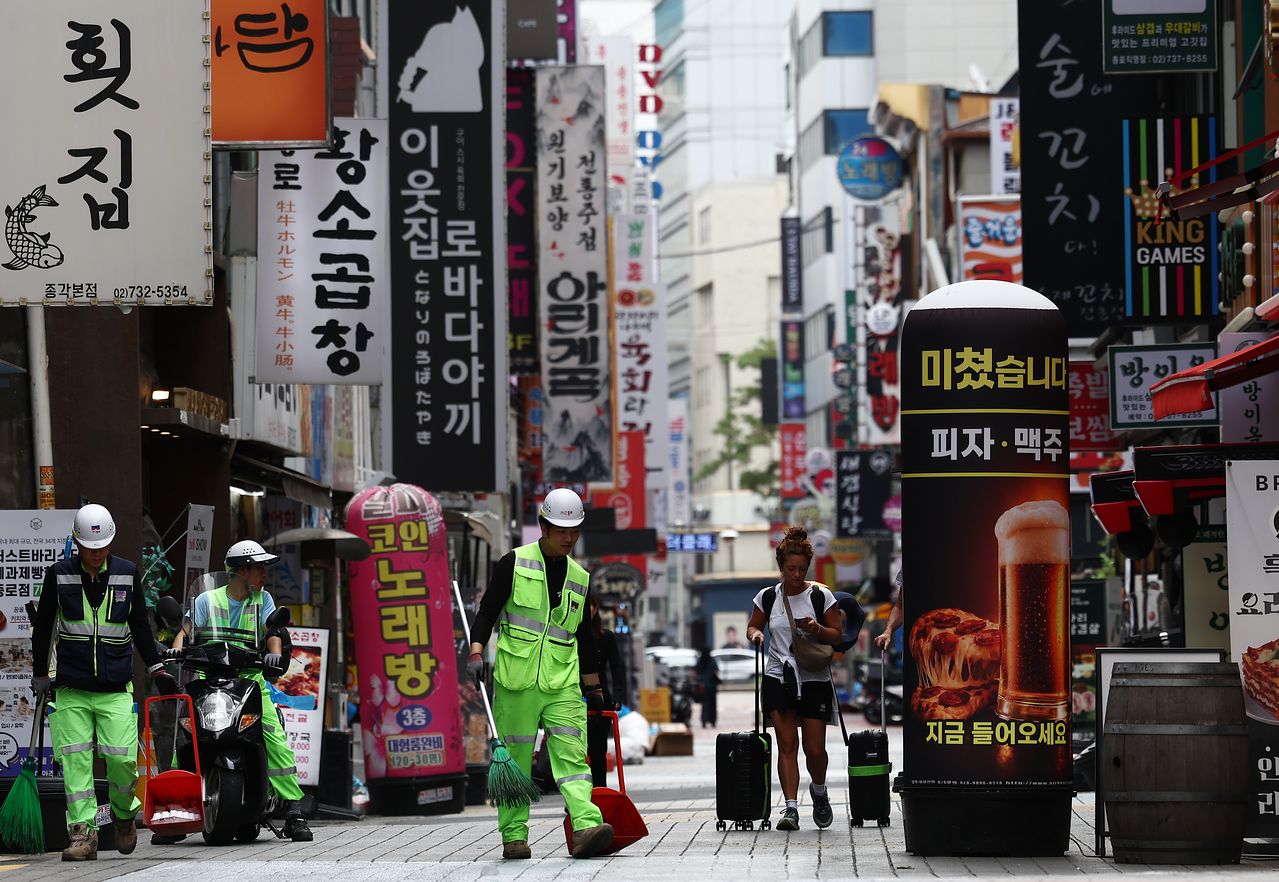 정부가 K자형 양극화에 대응하기 위해 육아휴직 급여를 받기 힘든 자영업자 등에게 3개월 간 총 150만원의 육아수당을 지급하고, 코로나19 이후 연체된 채무 탕감을 추진한다. 사진은 지난달 30일 서울 종로구 먹자골목 거리. 뉴스1