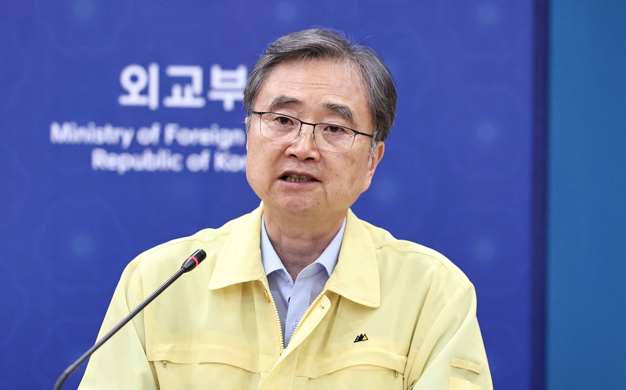 조현 외교부 장관이 26일 서울 종로구 외교부 청사에서 네팔 홍수 우리 국민 실종 관련 재외국민보호대책본부회의를 주재하고 있다. 뉴스1