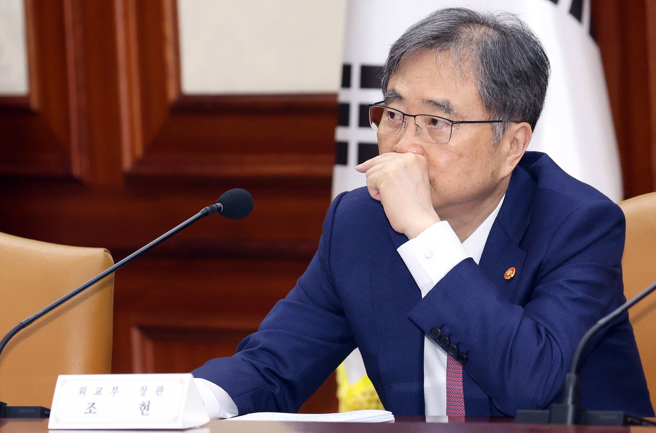 조현 외교부 장관이 지난달 27일 서울 종로구 세종대로 정부서울청사에서 열린 제273차 대외경제장관회의에서 생각에 잠겨 있다. 이날 참석자들은 CPTPP 가입 관련 향후 대응방향 등을 논의했다. 뉴스1