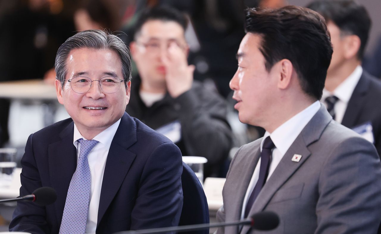 강훈식 대통령비서실장과 김용범 정책실장이 지난 5월 호텔현대 바이 라한 울산에서 열린 이재명 대통령 주재 K-조선 미래비전 간담회에서 대화하고 있다. 연합뉴스