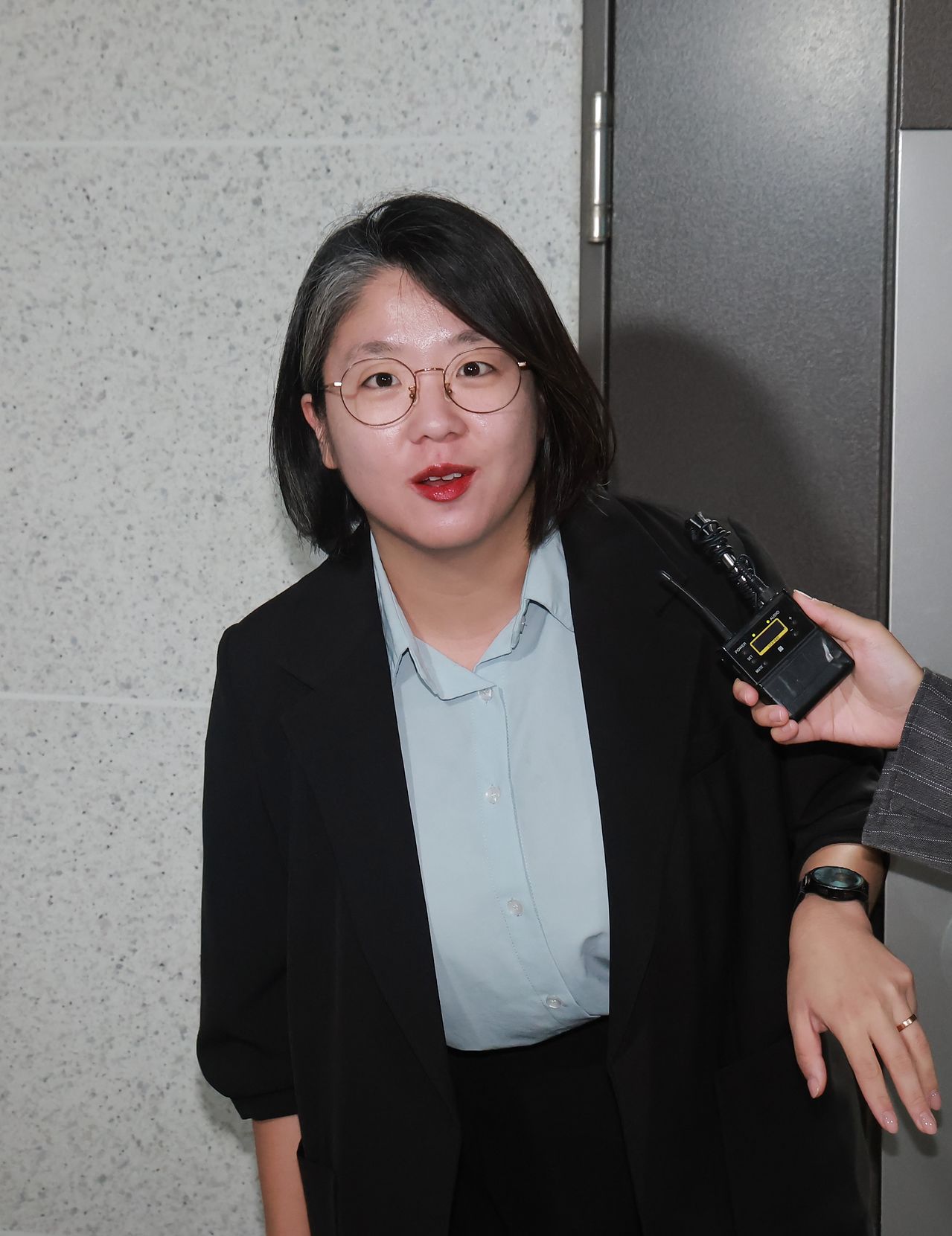용혜인 성평등가족부 장관 후보자가 31일 국회 의원회관 내 사무실로 출근하며 취재진의 질문에 답하고 있다. 용 후보자는 장관이 되더라도 비례대표 의원직을 유지하겠다고 밝혔다. [연합뉴스]