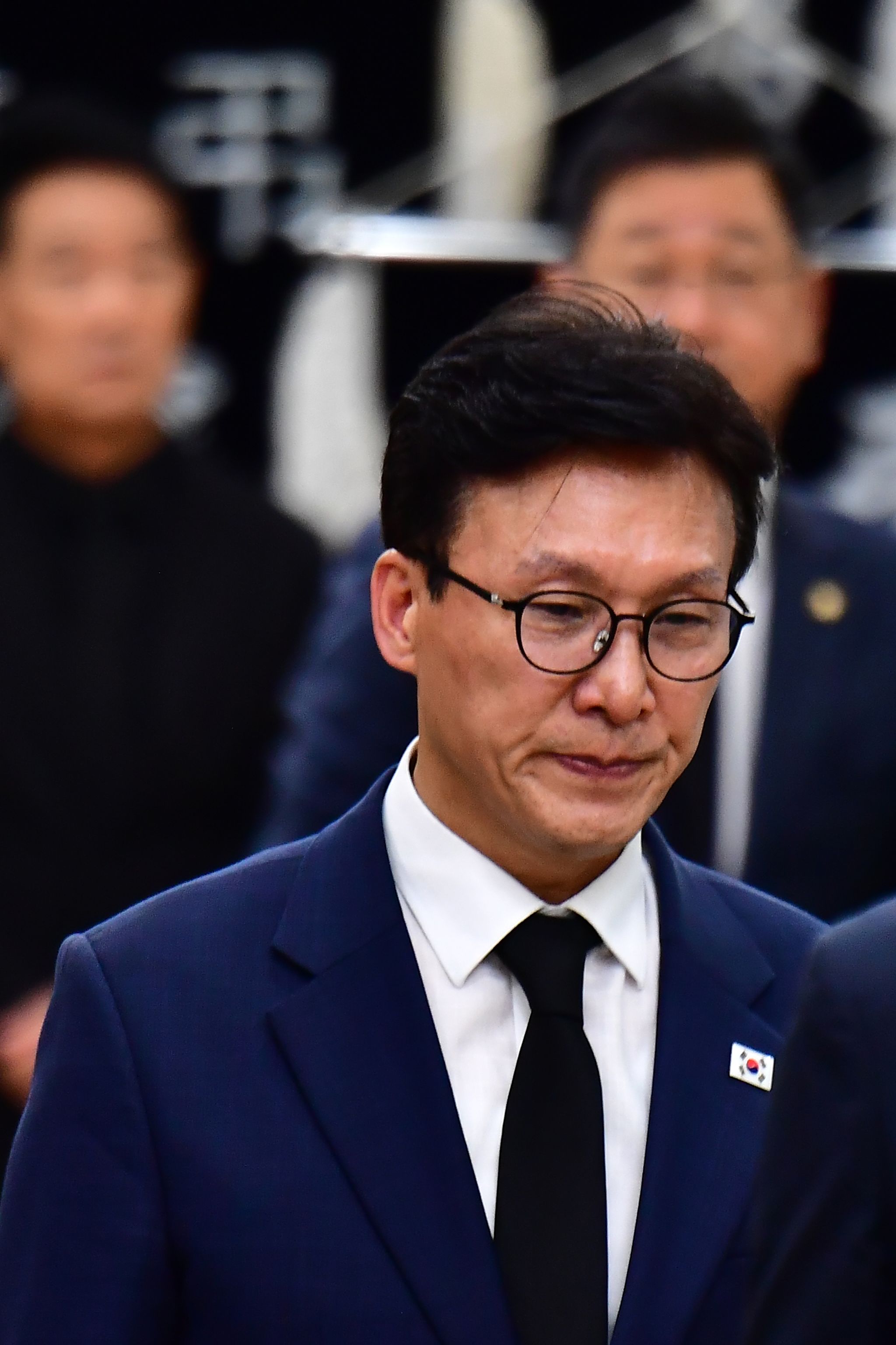 김민석 민주당 대표가 31일 오후 조희대 대법원장 부친 빈소가 마련된 경북 포항성모병원 장례식장에서 조문을 마친 후 걸어나오고 있다. 뉴스1