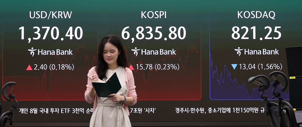 1일 서울 중구 하나은행 본점 딜링룸 전광판에 코스피 등이 나타나고 있다.  이날 코스피는 전일 종가와 비교해 15.78포인트(0.23%) 상승한 6835.80으로 거래를 마쳤다. 코스닥 지수는 전일 대비 13.04포인트(1.56%) 하락한 821.25로 마감했다. 뉴스1