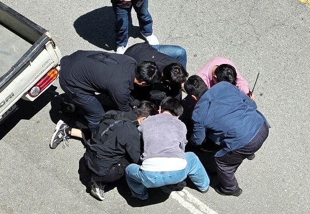 지난 5월 5일 오전 광주 광산구 월계동 한 도로에서 여고생을 살해한 장윤기를 경찰이 긴급 체포하고 있다. 연합뉴스