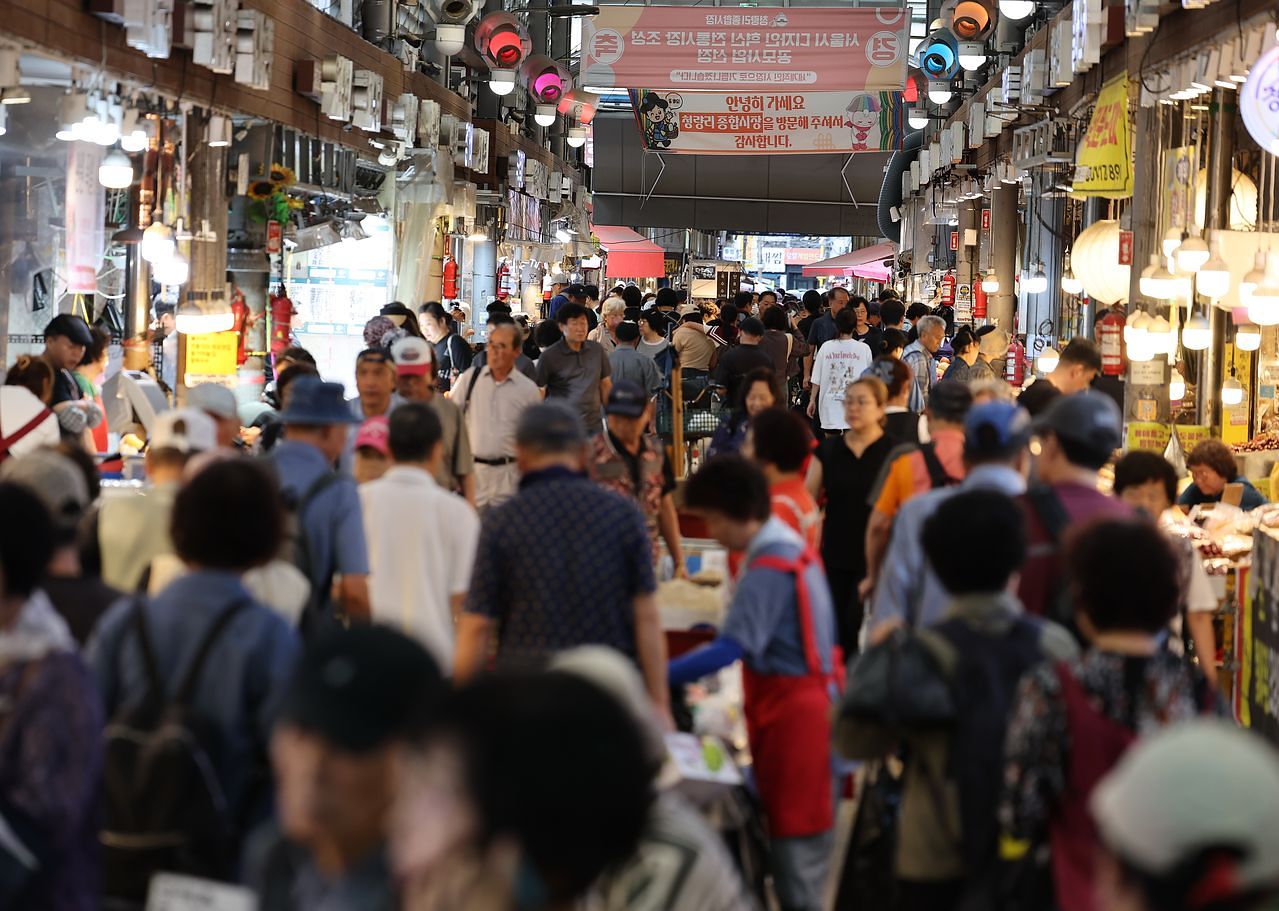 1일 서울의 한 전통시장을 찾은 시민들이 장을 보고 있다. 정부는 추석을 앞두고 물가 안정을 위해 19대 성수품(사과·배·돼지고기·밤·대추 등)을 평시 공급량의 1.6배 수준으로 공급하기로 했다. 연합뉴스
