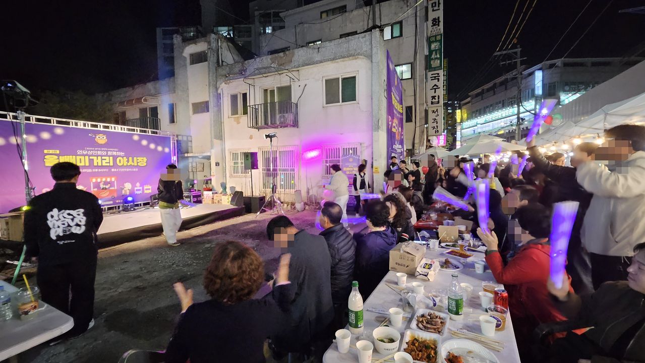 경기 수원 연무골목형상점가는 2024년부터 매년 3월과 6월 야시장을 연다. 야시장을 찾은 시민과 경기대생들. 사진 연무상인회