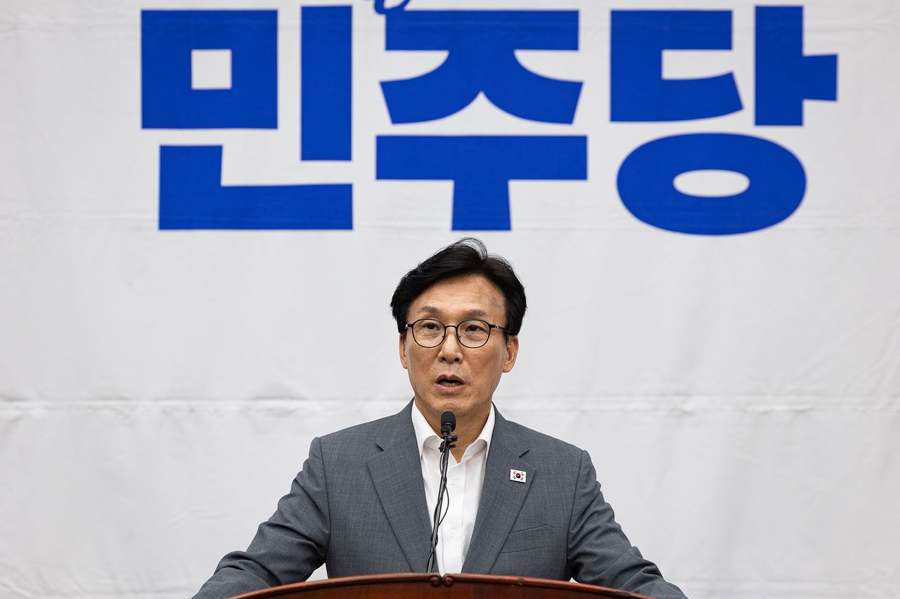 김민석 더불어민주당 대표가 지난달 20일 서울 여의도 국회에서 열린 의원총회에서 모두 발언을 하고 있다. 뉴스1