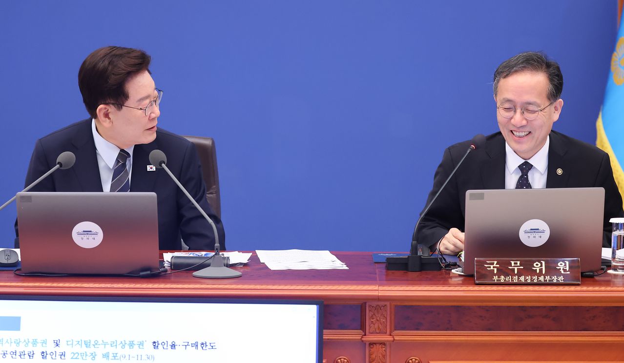이재명 대통령과 부총리 겸 재정경제부 장관 후보자인 이형일 재경부 1차관이 1일 청와대에서 열린 국무회의에서 대화하고 있다. 뉴스1