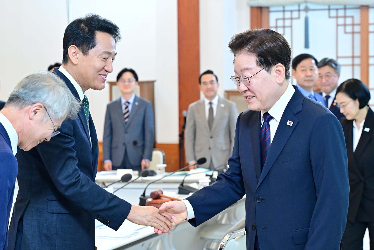 이재명 대통령이 지난달 26일 청와대에서 열린 중앙지방협력회의에서 오세훈 서울시장과 악수를 하고 있다. 청와대사진기자단