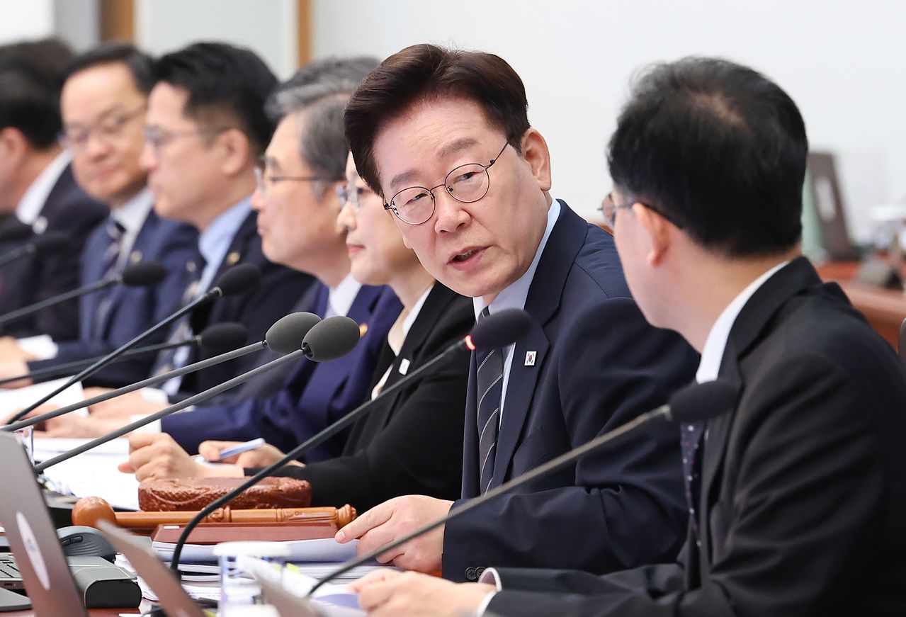 이재명 대통령과 부총리 겸 재정경제부 장관 후보자인 이형일 재경부 1차관이 1일 청와대에서 열린 국무회의에서 대화하고 있다. 뉴스1