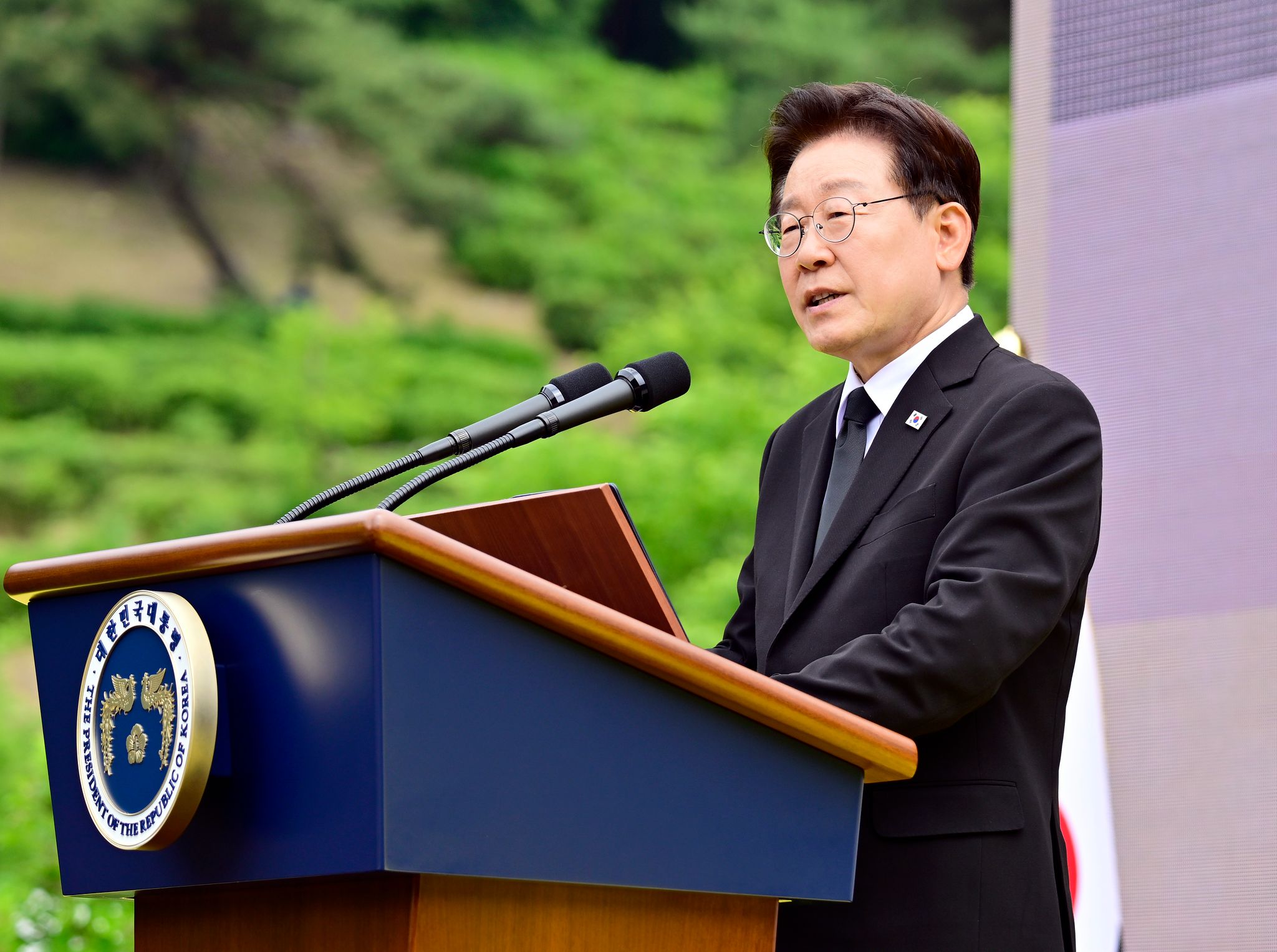 이재명 대통령이 지난 5월 23일 오후 경남 김해시 진영읍 봉하마을에서 열린 노무현 전 대통령 17주기 추도식에서 추도사하고 있다. 연합뉴스
