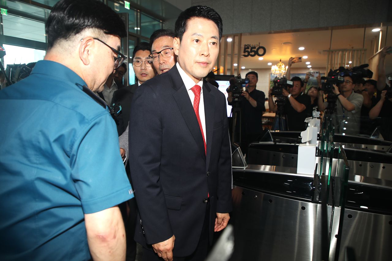 장동혁 국민의힘 대표가 지난달 28일 '제주 실종 허위종결 사건'과 관련해 고평기 청장을 면담하기 위해 제주경찰청사로 들어가고 있다. 뉴스1