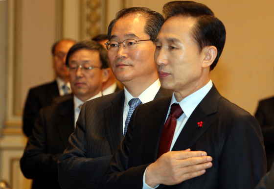 2008년 12월 29일 이명박 대통령과 임채진 검찰총장(가운데)이 청와대 영빈관에서 열린 법무부, 법제처, 국민권익위원회 2009년 업무보고에서 국민의례를 하고 있다. 사진공동취재단