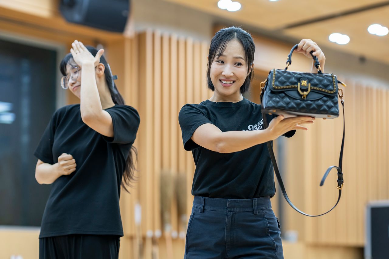 음악극 ‘옹옹옹’ 에서 추다혜(오른쪽)가 수어 통역사와 호흡을 맞춰 연기를 하고 있다. 사진 국립극장