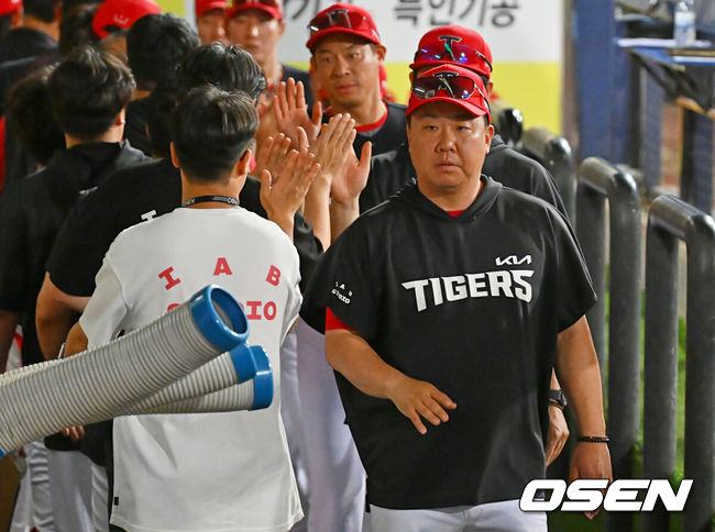 [OSEN=대구, 이석우 기자] 29일 대구삼성라이온즈파크에서 2026 신한 SOL KBO 리그 삼성 라이온즈와 KIA 타이거즈의 경기가 열렸다. 홈팀 삼성은 양창섭이, 방문팀 KIA는 시라카와가 선발 출전했다. KIA 타이거즈 이범호 감독이 삼성 라이온즈에 9-4로 승리한 후 하이파이브를 하고 있다. 2026.07.29 / foto0307@osen.co.kr