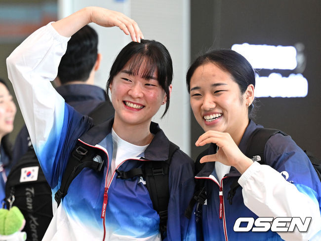 [OSEN=인천공항, 이대선 기자] 2024 파리올림픽’에 출전하는 배드민턴 대표팀이 12일 오전 인천국제공항을 통해 프랑스 파리로 출국했다.’2024 파리올림픽’은 오는 7월 26일 시작해 8월 11일까지 진행된다.배드민턴 김가은, 안세영이 출국에 앞서 이야기를 나누고 있다. 2024.07.12 / sunday@osen.co.kr