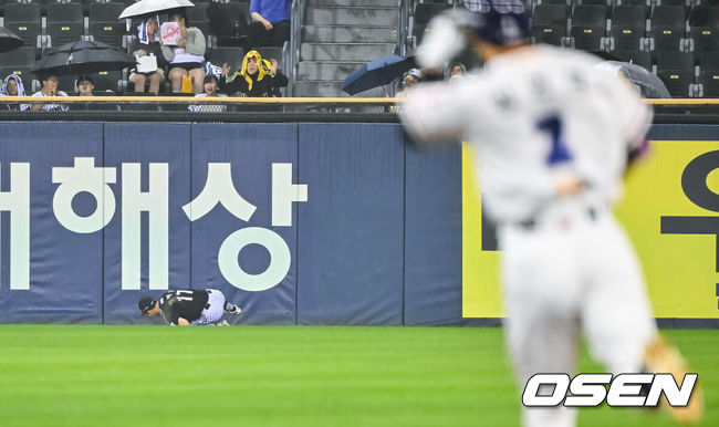 [OSEN=잠실, 박준형 기자] 1일 오후 서울 잠실구장에서 2026 신한 SOL KBO리그 두산 베어스와 LG 트윈스의 경기가 진행됐다.이날 경기 두산은 잭로그를, LG는 임찬규를 선발투수로 내세웠다.3회말 2사 1,2루 두산 김민석의 안타성 타구를 박해민 중견수가 호수비 펼치며 잡아내고 있다.   2026.09.01 / soul1014@osen.co.kr