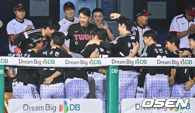 [OSEN=잠실, 박준형 기자] 1일 오후 서울 잠실구장에서 2026 신한 SOL KBO리그 두산 베어스와 LG 트윈스의 경기가 진행됐다.이날 경기 두산은 잭로그를, LG는 임찬규를 선발투수로 내세웠다.4회초 1사 1,3루 LG 송찬의가 역전 3점 홈런을 날리고 동료들의 축하를 받고 있다. 2026.09.01 / soul1014@osen.co.kr