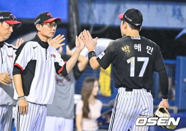 [OSEN=잠실, 박준형 기자]프로야구 LG 트윈스가 두산 베어스를 꺾고 3위를 탈환했다.LG는 1일 서울 잠실구장에서 열린 2026 KBO리그 두산과 경기에서 3-1로 승리했다.[OSEN=잠실, 박준형 기자]프로야구 LG 트윈스가 두산 베어스를 꺾고 3위를 탈환했다.LG는 1일 서울 잠실구장에서 열린 2026 KBO리그 두산과 경기에서 3-1로 승리했다.경기종료 후 LG 염경엽 감독이 박해민과 하이파이브를 하고 있다   2026.09.01 / soul1014@osen.co.kr.    2026.09.01 / soul1014@osen.co.kr