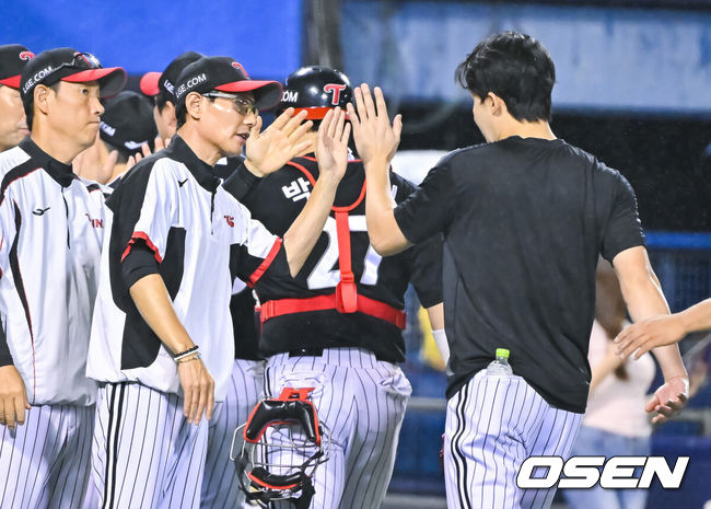 [OSEN=잠실, 박준형 기자]프로야구 LG 트윈스가 두산 베어스를 꺾고 3위를 탈환했다.LG는 1일 서울 잠실구장에서 열린 2026 KBO리그 두산과 경기에서 3-1로 승리했다.[OSEN=잠실, 박준형 기자]프로야구 LG 트윈스가 두산 베어스를 꺾고 3위를 탈환했다.LG는 1일 서울 잠실구장에서 열린 2026 KBO리그 두산과 경기에서 3-1로 승리했다.경기종료 후 LG 염경엽 감독이 시즌 13승 거둔 임찬규와 하이파이브를 하고 있다   2026.09.01 / soul1014@osen.co.kr.    2026.09.01 / soul1014@osen.co.kr